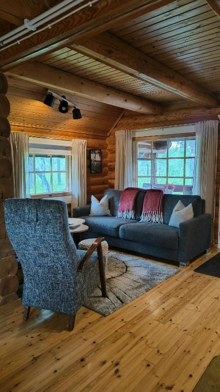 a living room with a couch and a chair at Vähäreinari, mökki Ylläksellä in Ylläsjärvi