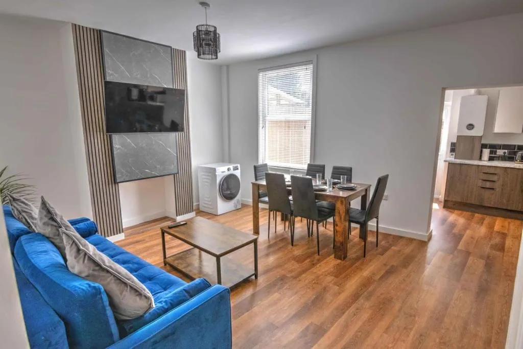 Modern Family & Contractor Home - Free Parking - Garden - Sleeps 6 - Fast WiFi -