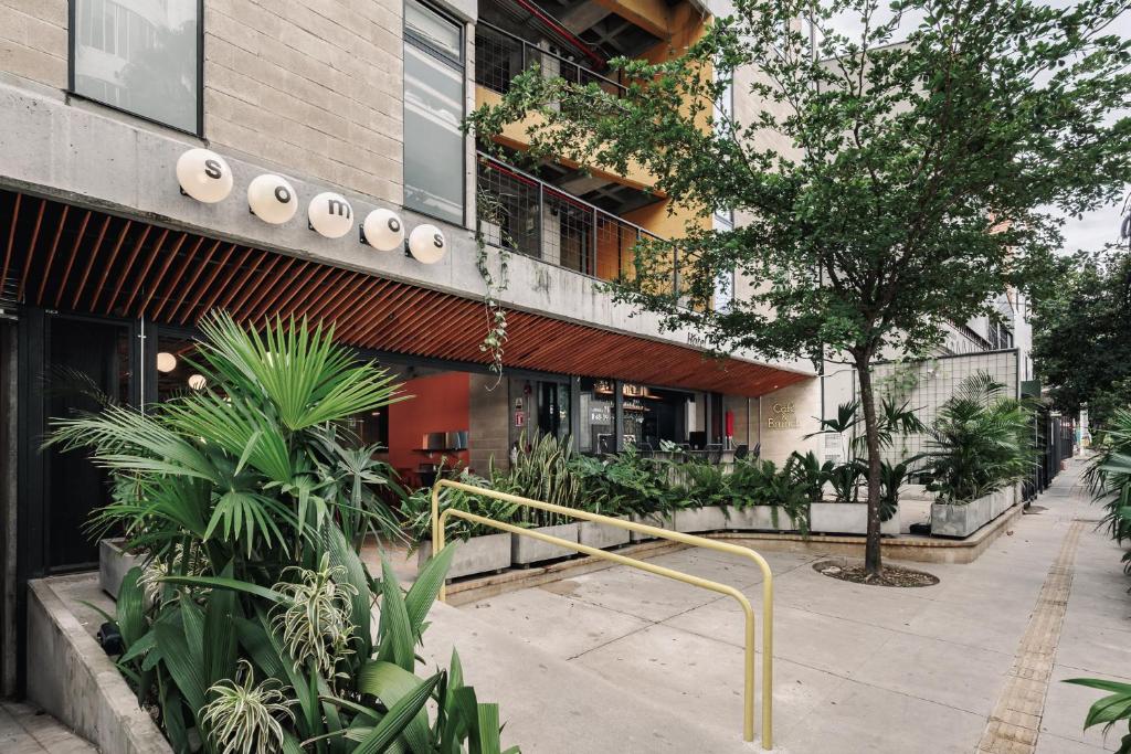 The Somos S Hotel في ميديلين: مبنى ذو سياج أصفر في مقدمته