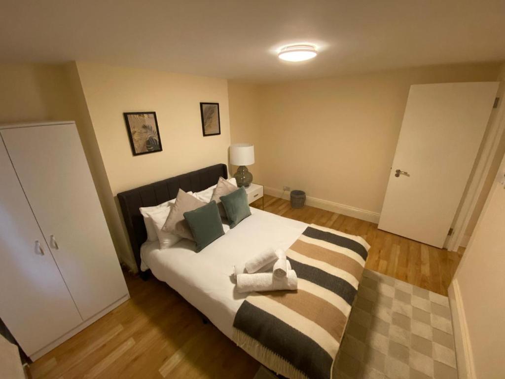 a bedroom with a bed with towels on it at Riverside 2 Bedroom Apartment - Central Location in Kingston upon Thames