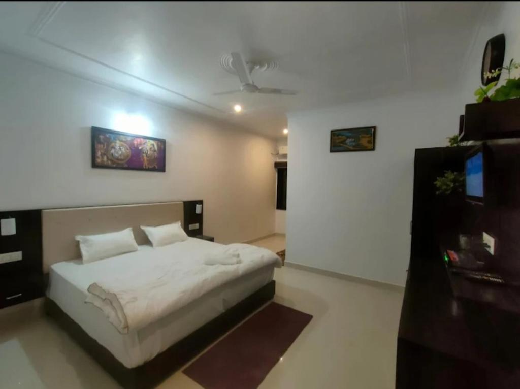 a bedroom with a bed and a tv in it at Hostel Arabbian nights in Khajurāho