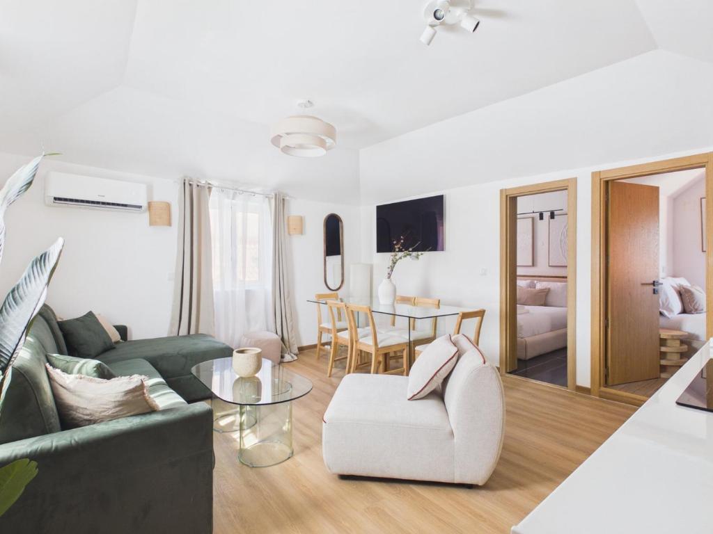New 2BR, 2 En-Suites w/ A/C – Príncipe Real | By Airnest