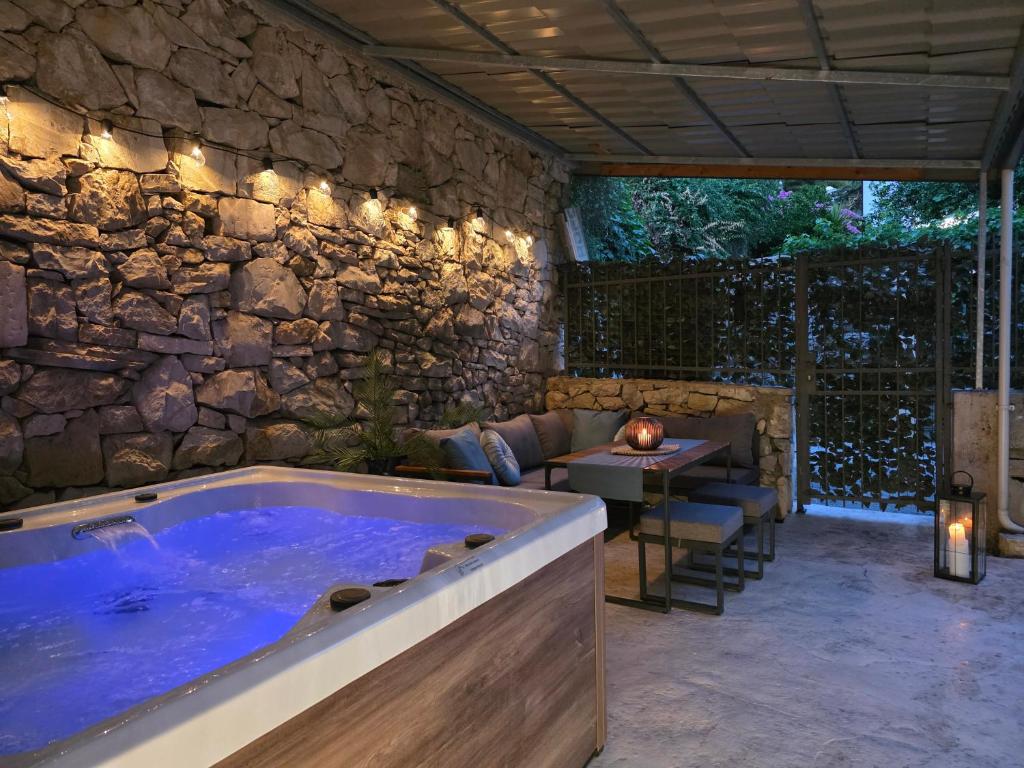 Azura Jacuzzi Suite - Private Courtyard & Hot Tub