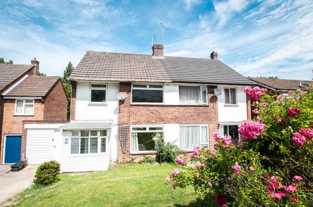 a large brick house with flowers in the yard at 3 Bedrooms house ideal for long Stays! in Southampton