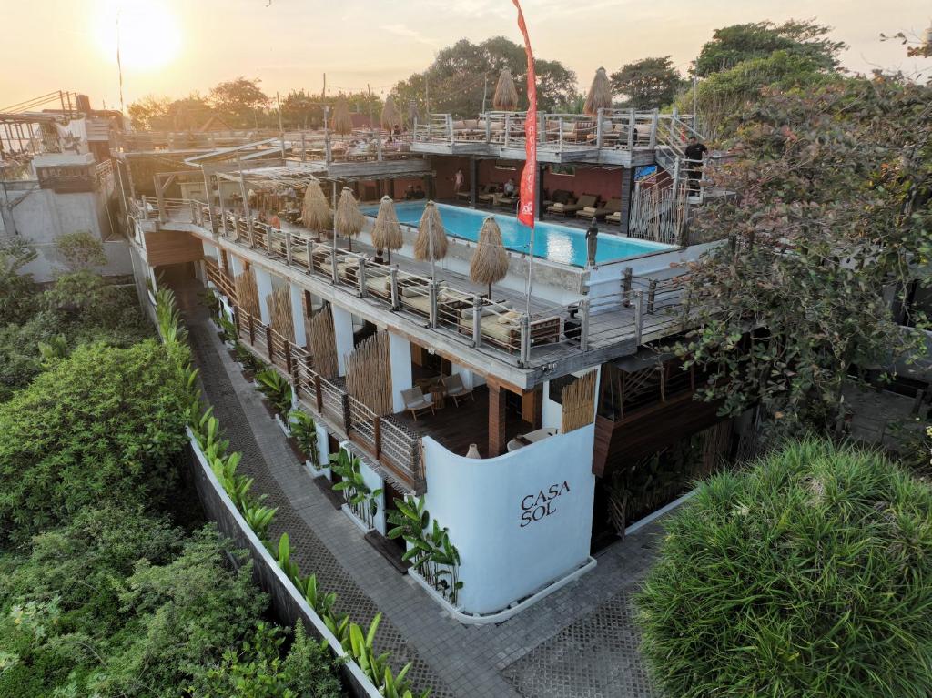ein Gebäude mit einer Terrasse, die mit Pflanzen bewachsen ist in der Unterkunft Casa Sol Hotel in Canggu