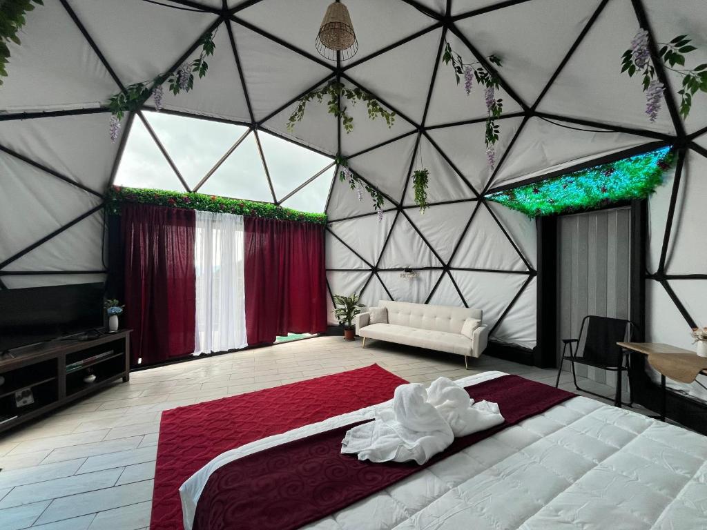 a bedroom with a large bed in a dome tent at Ecoesferas Glamping in La Ese