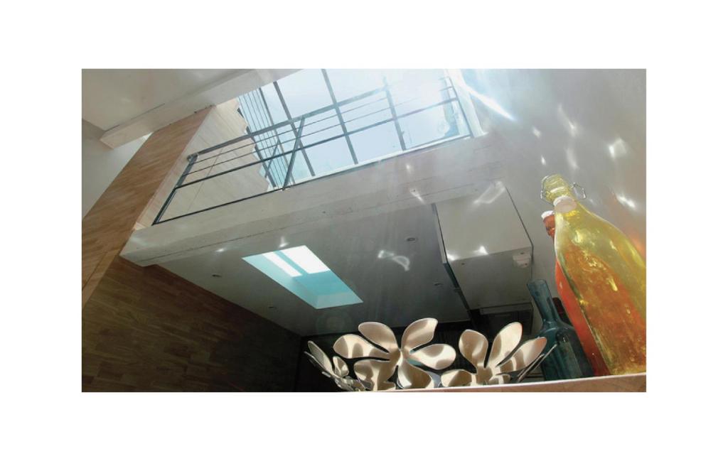 une chambre avec un bouquet de plantes et une bouteille dans l'établissement Les Ô du Panier, à Marseille