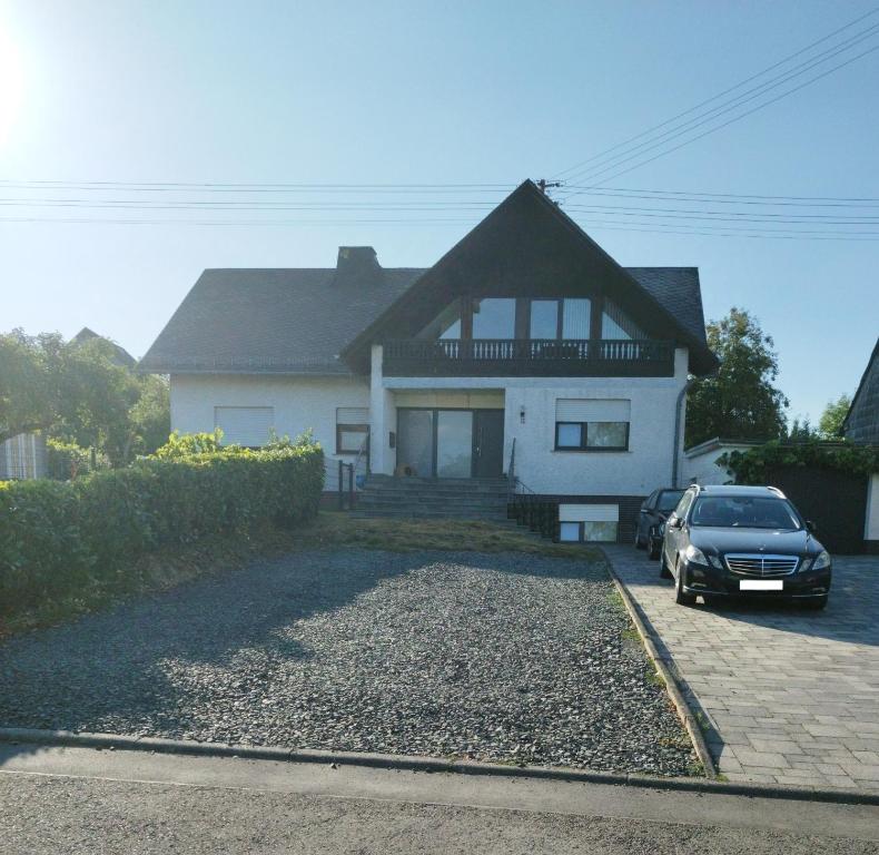 a house with a car parked in front of it at Ferienwohnung Jessica in Mastershausen