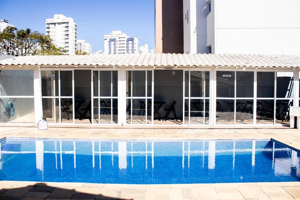 a swimming pool in front of a building at pousada campolim prox ao hospital Bos in Sorocaba