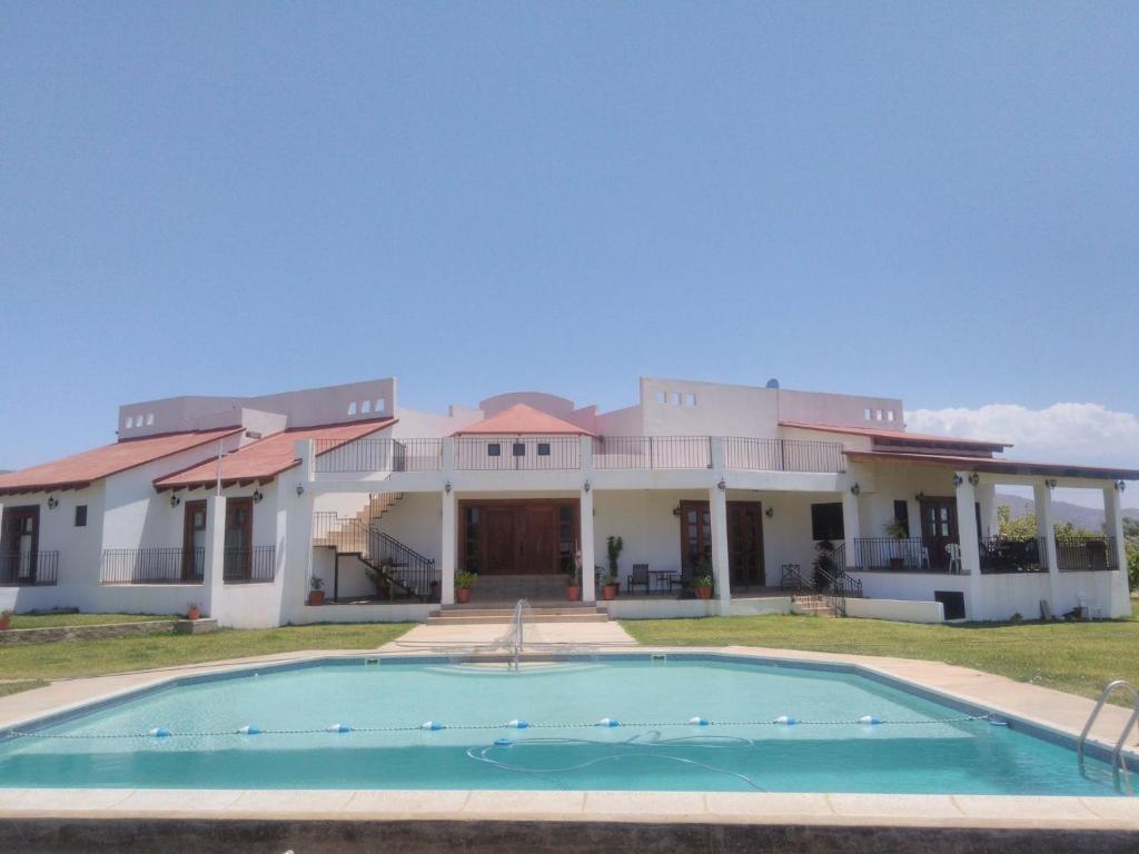 una casa grande con piscina frente a ella en Villa Corsua, en Valle de Guadalupe