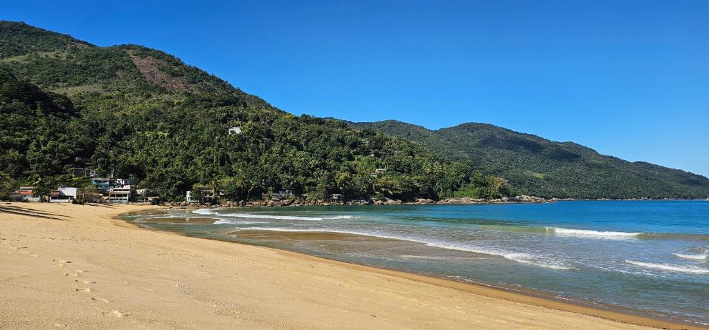 a beach with a mountain in the background at recanto Provetá 1 ILHA GRANDE in Praia de Provetá 