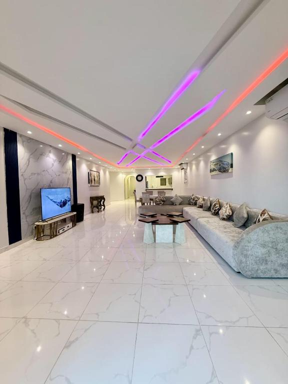 a large living room with a couch and a tv at شاليه درة العروس البرادايس بيتش in Dahaban