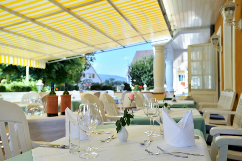 Reštaurácia alebo iné gastronomické zariadenie v ubytovaní Sorgerhof