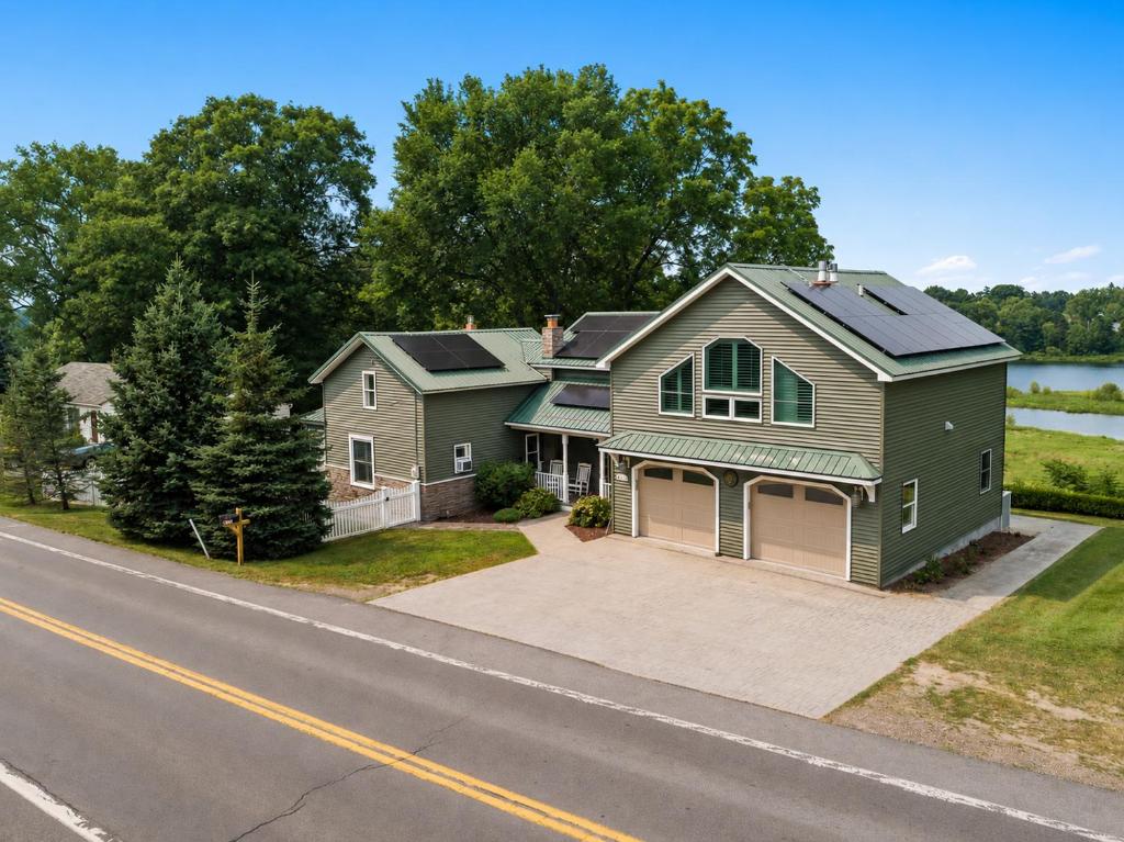 ein grünes Haus am Straßenrand in der Unterkunft Salmon River View in Pulaski