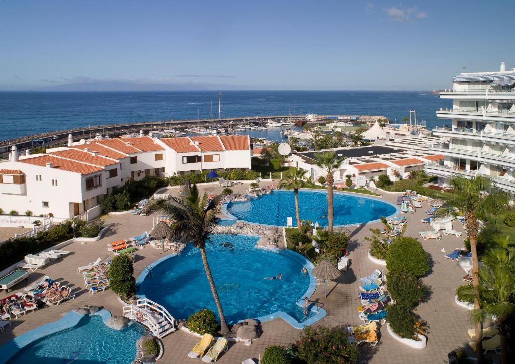 una vista aerea di un resort con 2 piscine di HOVIMA Atlantis ad Adeje