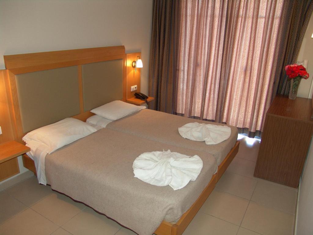 Postel nebo postele na pokoji v ubytování Hermes Hotel