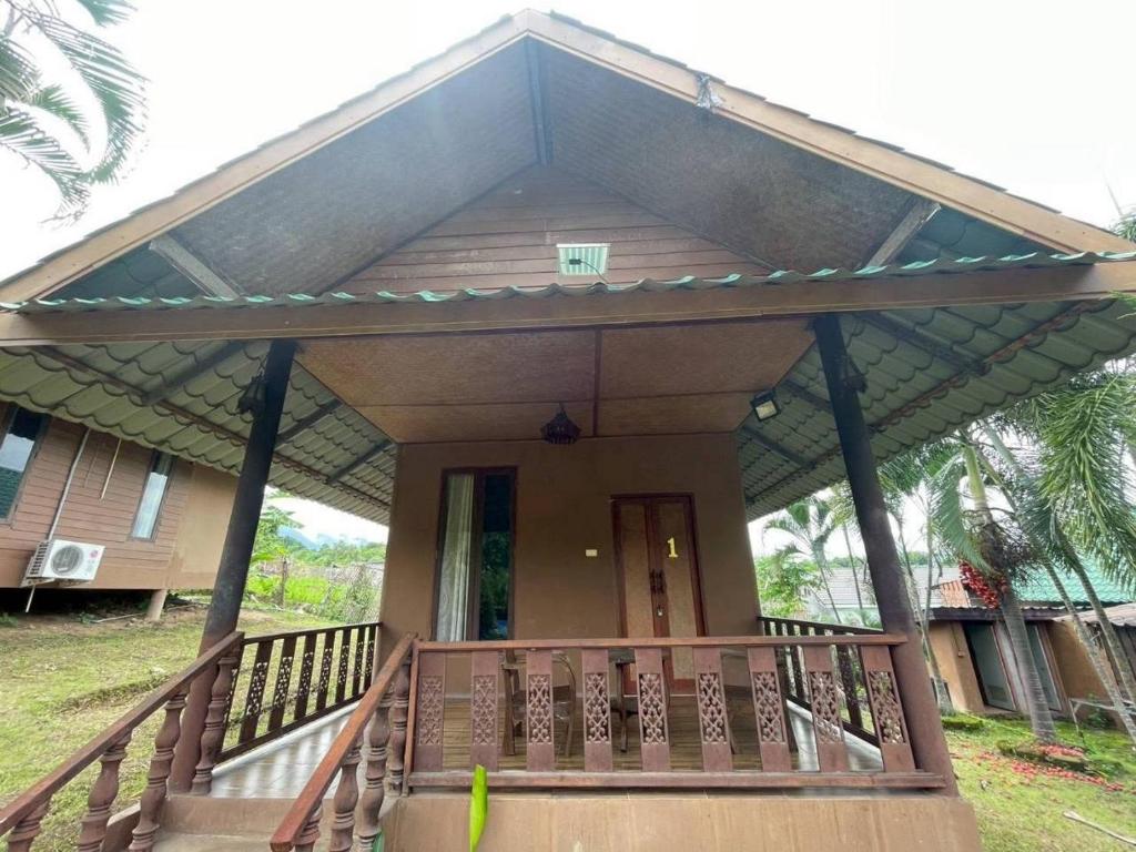 a small house with a porch and a balcony at ปายเรือนไทย in Pai
