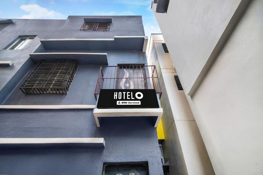 a hotel sign on the side of a building at Hotel O Bangur Kolkata Formerly The Avenue Inn in Nager Bazaar
