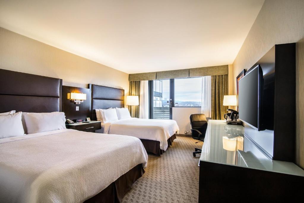 Travel Proud Sustainability certification Holiday Inn Vancouver-Centre Broadway by IHG - Habitación Premium Queen Con Dos Camas Queen Y Un Sofá Cama Individual