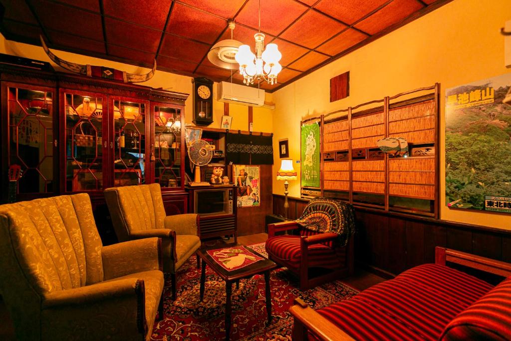 a living room with chairs and a couch and a table at はやちねの宿ラビット in Hanamaki
