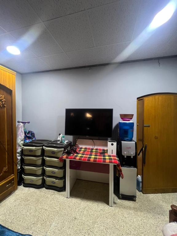 a room with a table with a checkered table sidx sidx sidx at Traveler rest in Arbājīyah