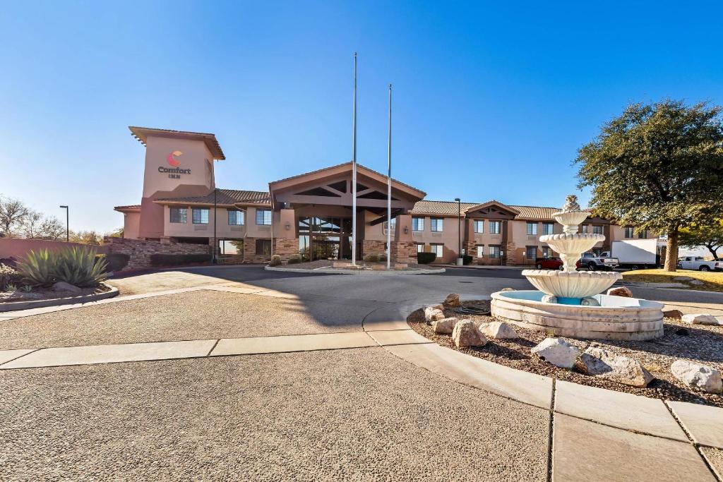 a hotel with a fountain in front of a building at Comfort Inn Benson near Kartchner Caverns in Benson