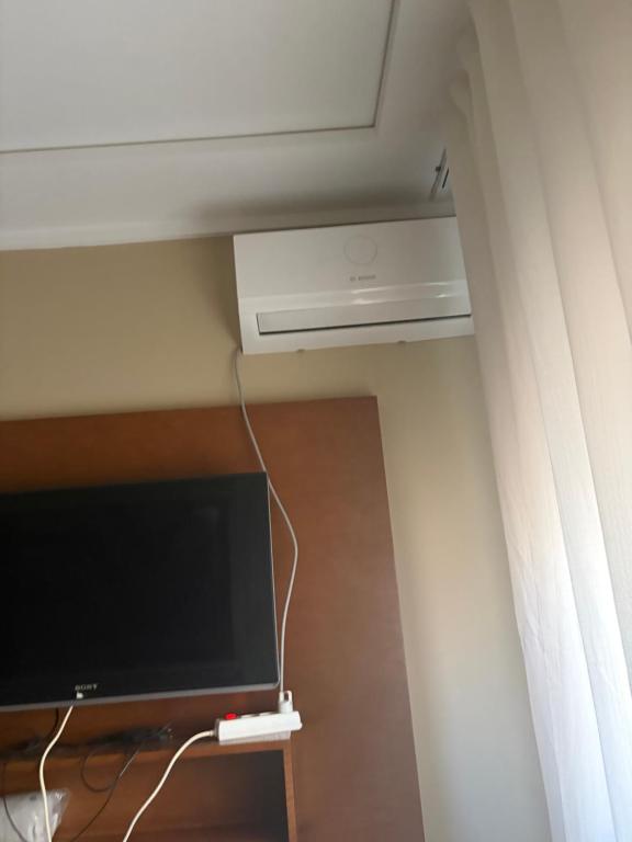 ein Flachbildfernseher in einem Zimmer mit einer Decke in der Unterkunft lot24 in Saidia 
