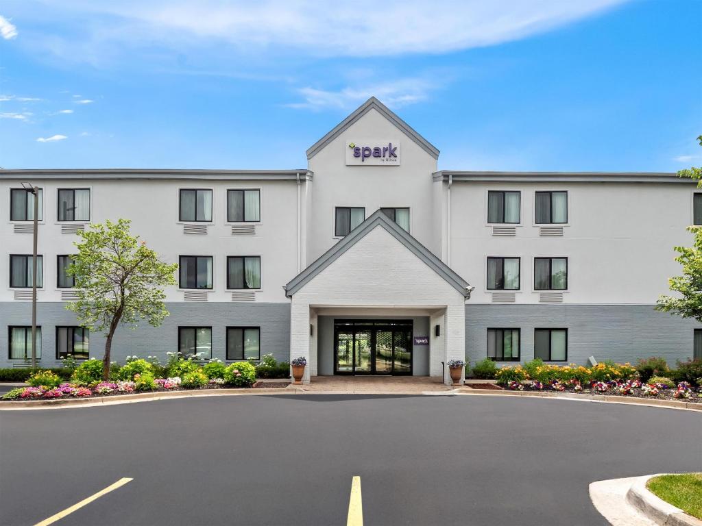 a rendering of the front of a hotel at Spark By Hilton Ann Arbor South in Ann Arbor
