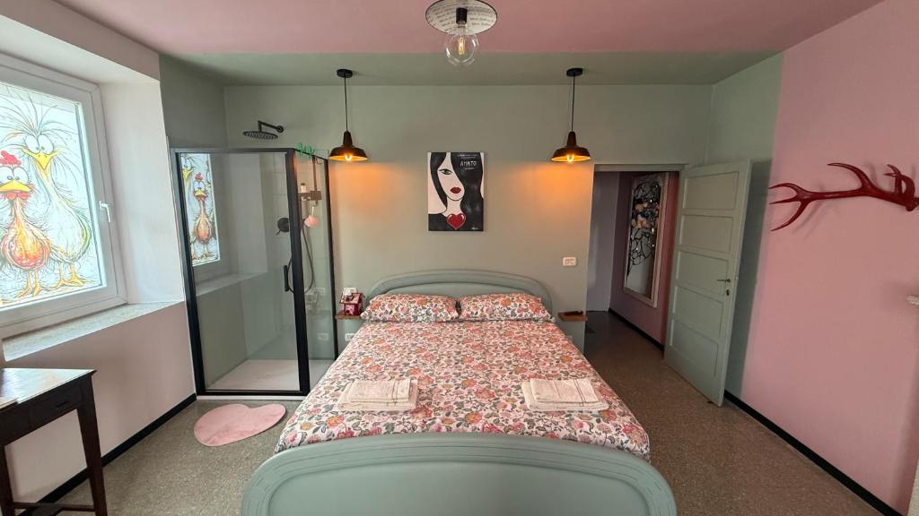 a bedroom with a large bed in a room at Verde Salvia House in Corniglio
