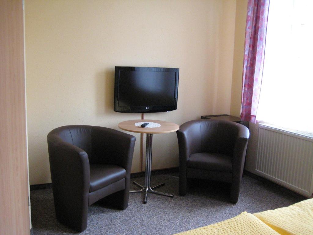 Hotel Gesellschaftshausにあるテレビまたはエンターテインメントセンター