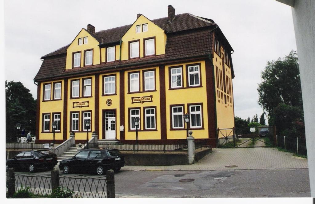 ベルゲン・アウフ・リューゲンにあるHotel Gesellschaftshausの黄色の建物