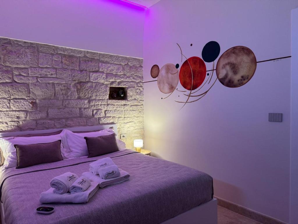 a bedroom with a bed with towels on it at Vénere maison de charme in Giovinazzo