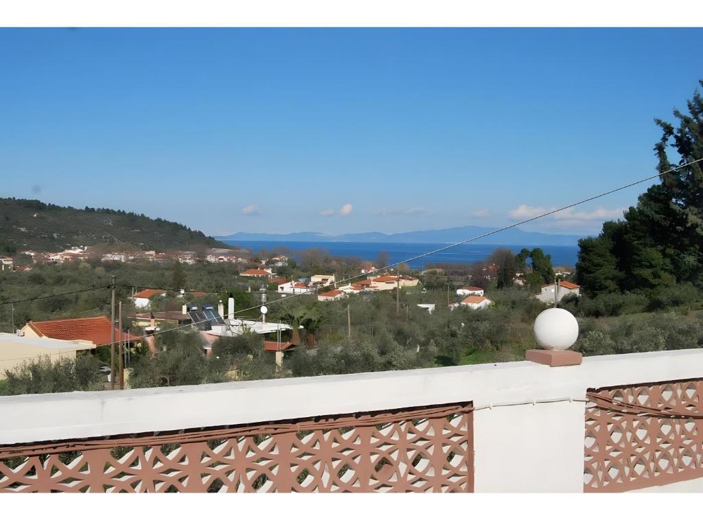 Blick auf eine Stadt vom Balkon eines Hauses in der Unterkunft Orama in Vasiliká
