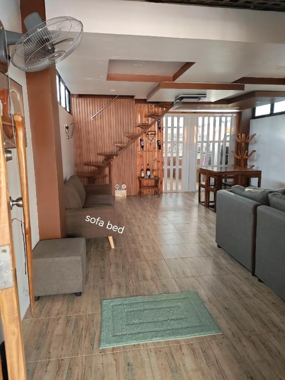 Zona d'estar a Modern Loft House Ormoc with Car Rental