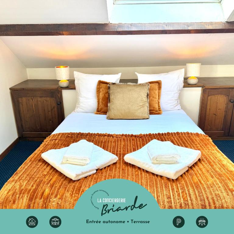 a bedroom with a bed with towels on it at Le duplex - Cosy & Pratique in Gastins