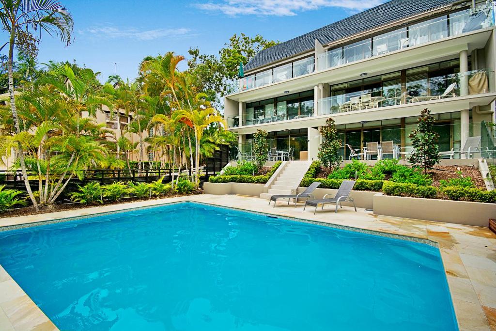 una piscina frente a un edificio en Headland Views Apartments, en Noosa Heads