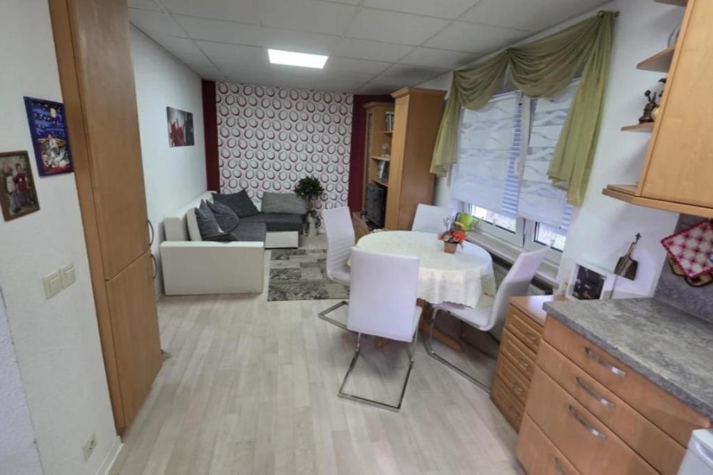 a kitchen and living room with a table and chairs at NEU! Ferienwohnung am Schanzenbach in Hartha