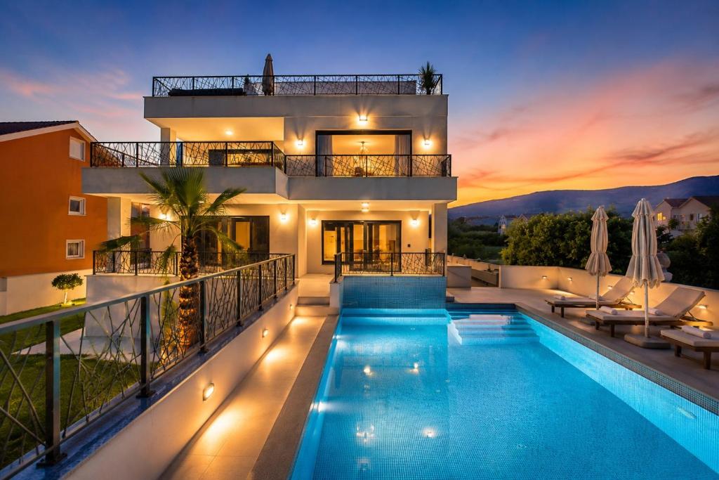Villa Aurea Kaštela, Luxury Villa with Rooftop Pool