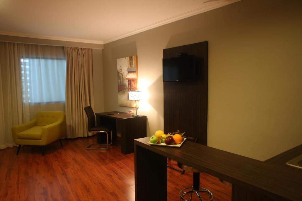 TV a/nebo společenská místnost v ubytování Aranjuez Hotel & Suites
