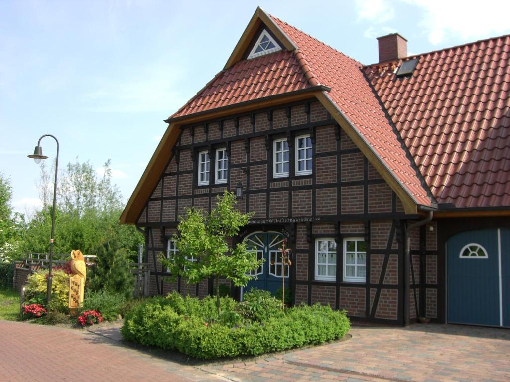 ein braunes Haus mit rotem Dach in der Unterkunft The Cosy Home in Hodenhagen