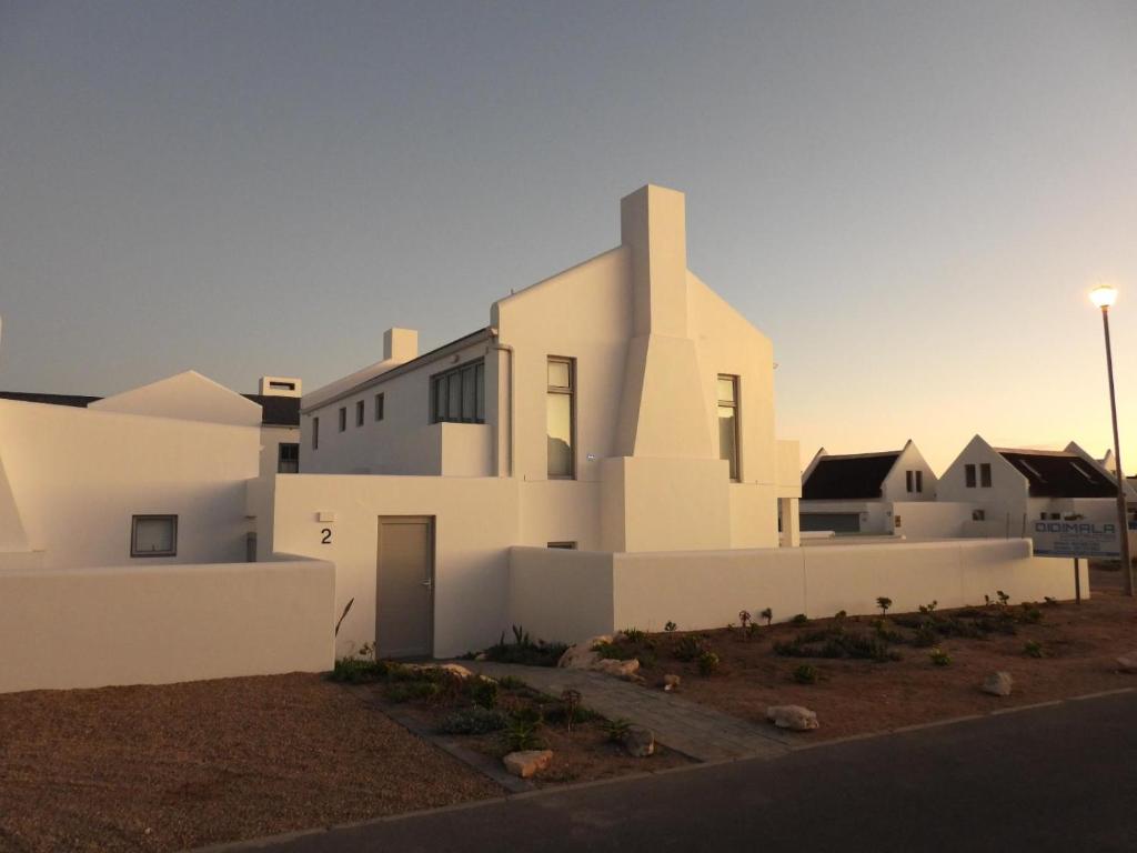 a white house with a yard in front of it at Skye in Paternoster