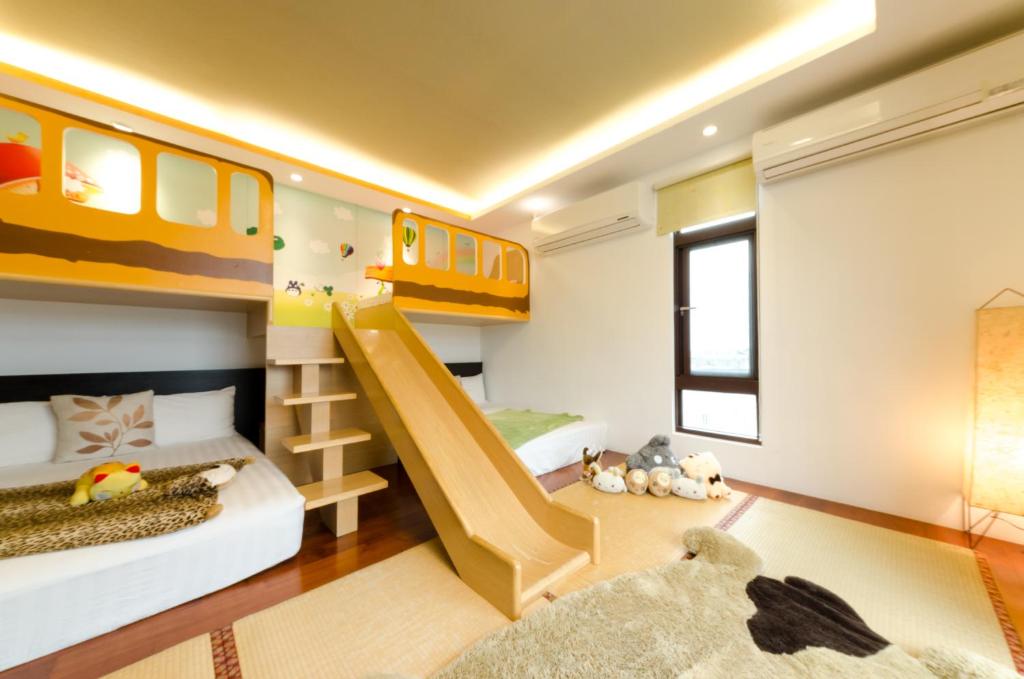 a kids room with bunk beds and a slide at 宜人生活溜滑梯親子民宿 Easylife B&amp;B in Dongshan