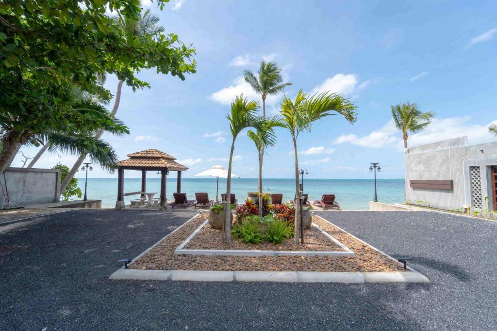 a road with palm trees and a gazebo at Pao Jin Poon Villa in Lamai