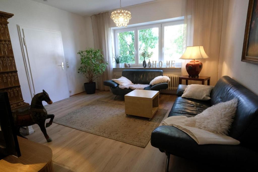 a living room with a couch and a horse in it at Haus im Ländle in Volkertshausen