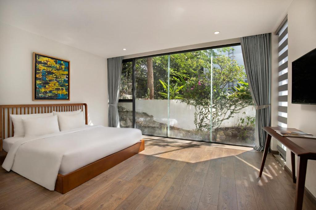 Ocean Front villa Nha Trang hotline