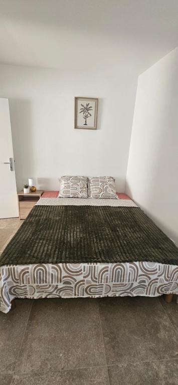 a large bed in a room with at L'escalade Lyon Aéroport in Janneyrias