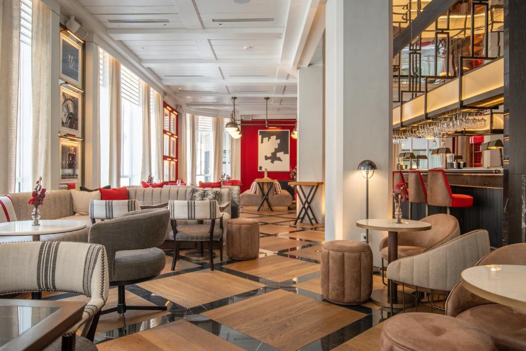 a restaurant with tables and chairs in a room at ESTIMAR Valencia in Valencia