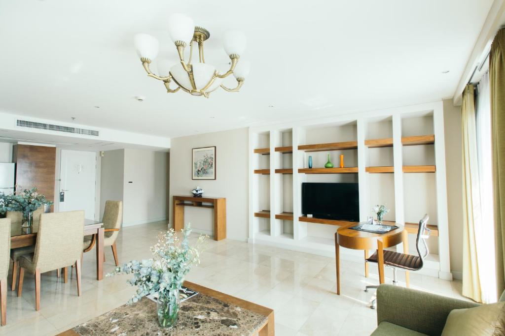 TV a/nebo společenská místnost v ubytování Thomson Residence Hotel
