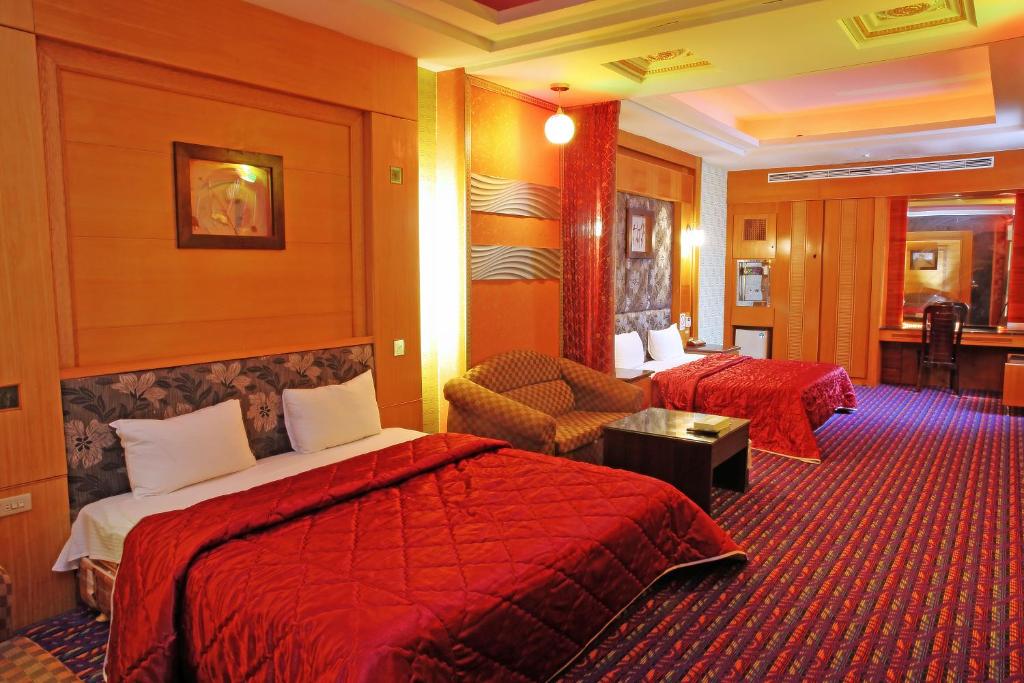 um quarto de hotel com duas camas e um sofá em 富晴汽車旅館Fu Ching Motel em Changhua City