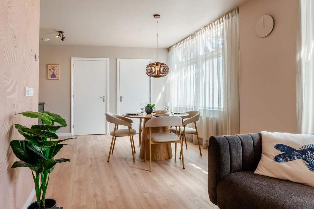 a living room with a table and a couch at Boven restaurant de Babbelaar 1 in Oostkapelle